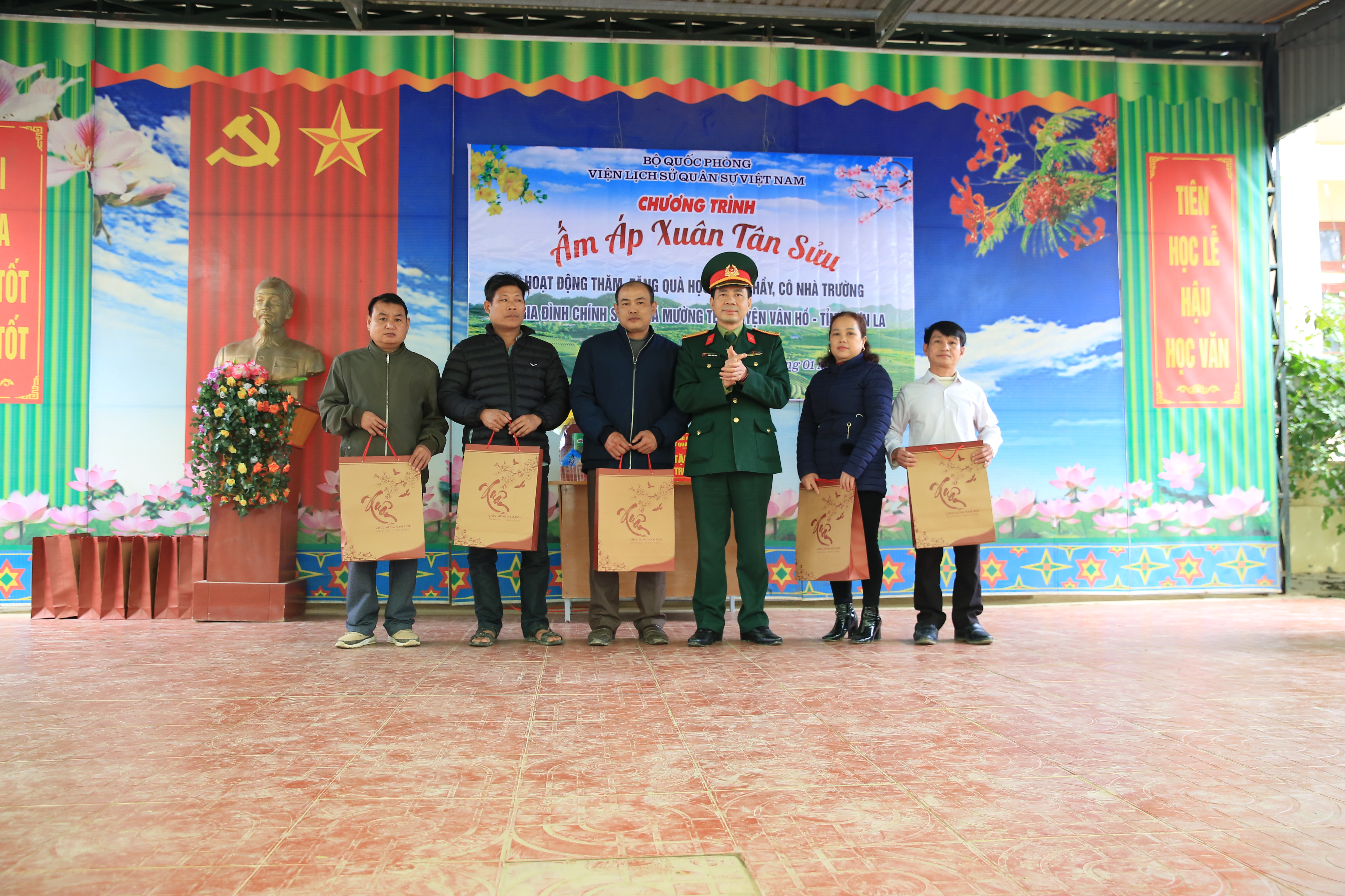 Viện Lịch sử Quân sự Việt Nam tặng quà Tết học sinh và người dân huyện Mường Tè